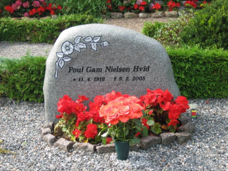 Poul Gam Nielsen Hvid.jpg